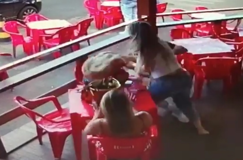 Mulher flagra marido com suposta amante em bar e os dois caem na porrada