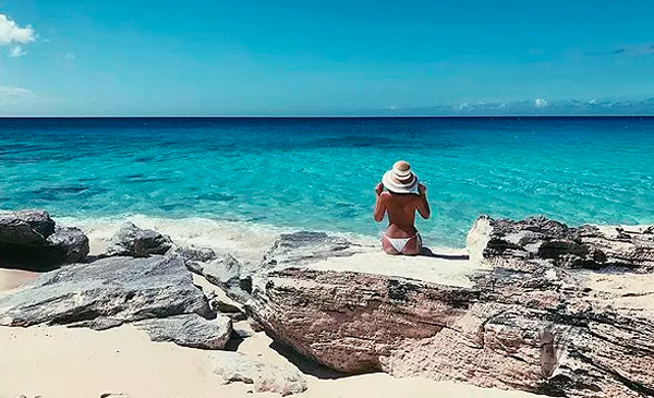 Bruna Marquezine faz topless em ilha do Caribe
