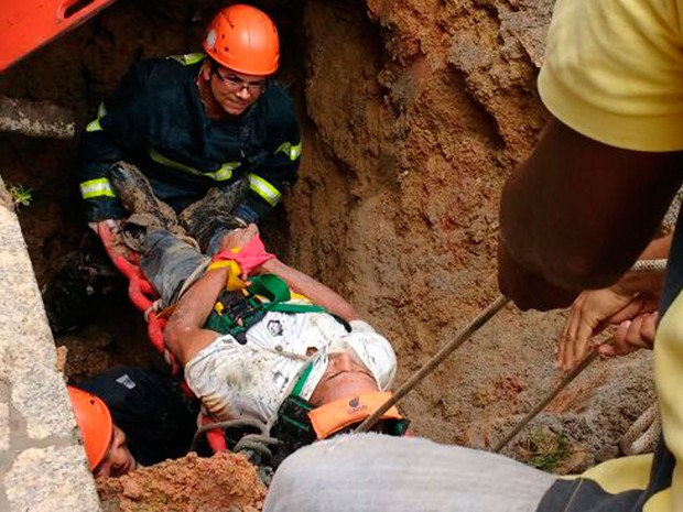 Chão cede e homem é ‘engolido’ por buraco de 5 metros em Teixeira de Freitas