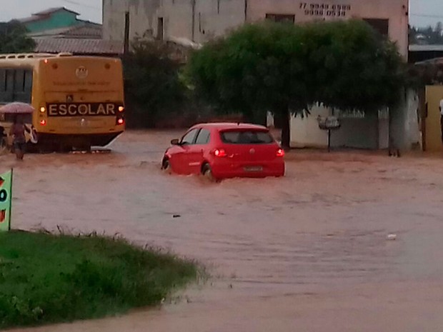Após chuvas, Luís Eduardo Magalhães decreta situação de emergência