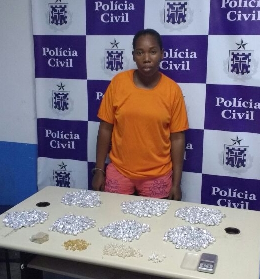 Flagrante: Mulher é presa enterrando drogas em Feira de Santana - Bahia No Ar! (Blogue)