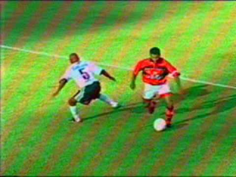 Romário celebra 18 anos de gol antológico marcado após “elástico” em Amaral