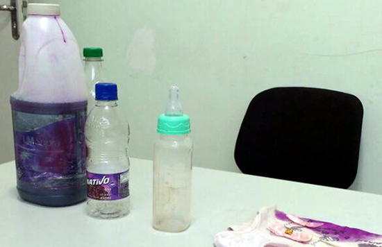 Bebê morre após avó confundir produto de limpeza com suco