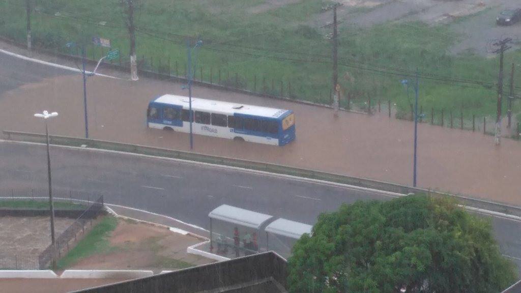 Chuva deixa diversos pontos alagados na capital baiana