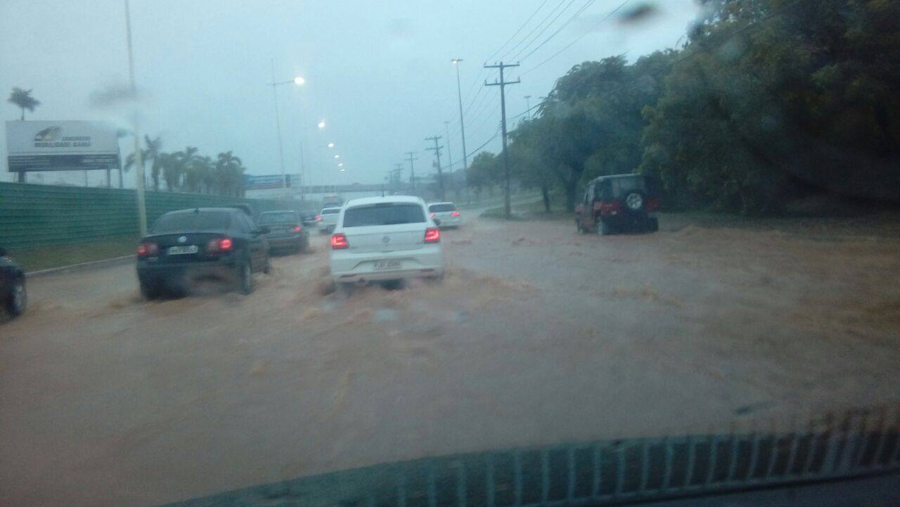 Chuva volta a provocar alagamentos e deslizamento de terra em Salvador