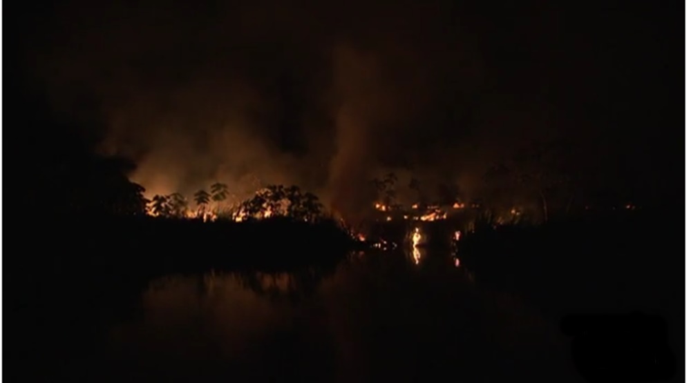 Camaçari: bombeiros fazem rescaldo para conter incêndio em Guarajuba