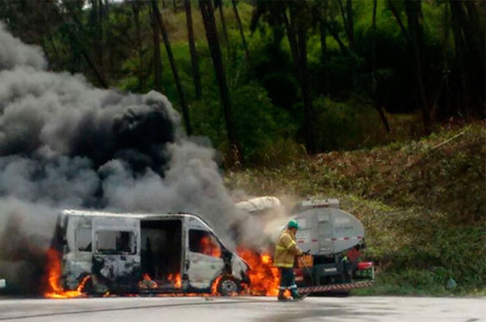 Caminhão de combustível e van pegam fogo após colisão em Madre de Deus