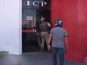 Adolescente suspeito de assalto invade clínica durante perseguição em Feira de Santana
