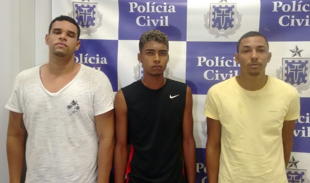 Três jovens são presos a bordo de carro roubado na cidade baixa
