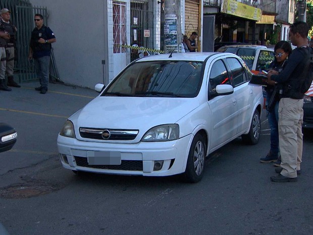 Homem é assassinado dentro de carro na avenida Garibaldi
