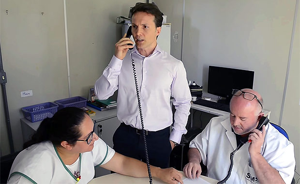 RS: prefeito telefona para médico ausente em posto médico e vídeo viraliza