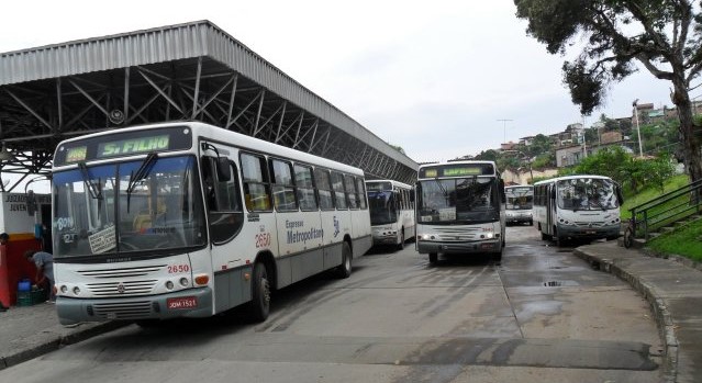 Bandidos aterrorizam e saqueiam passageiros de ônibus em Simões Filho