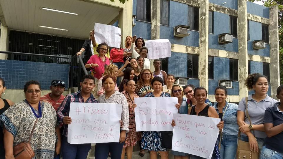 Video: Mulheres protestam em frente a Fórum de Camaçari contra tentativa de homicídio a militante petista