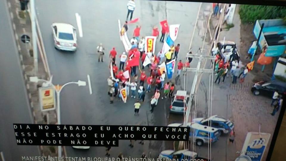 Grupo fecha via da Estrada do Coco em Lauro de Freitas