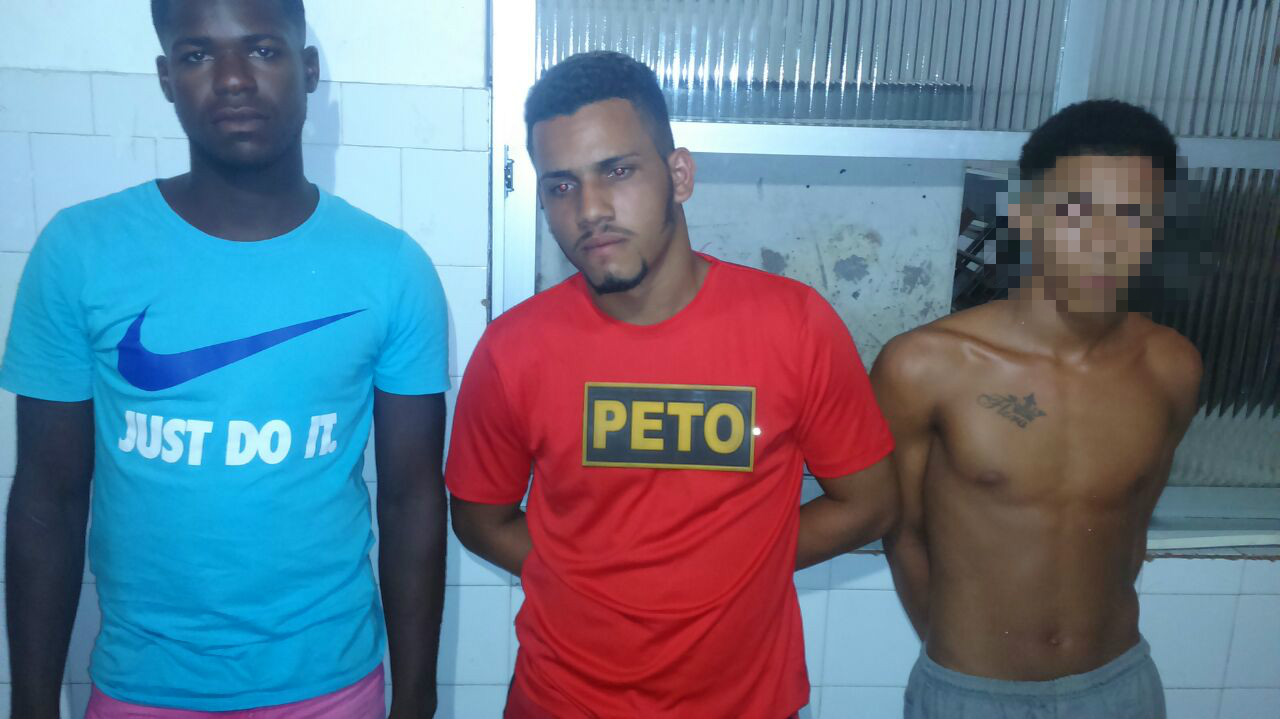 Simões Filho: PM prende trio com armas e drogas na Coroa da Lagoa