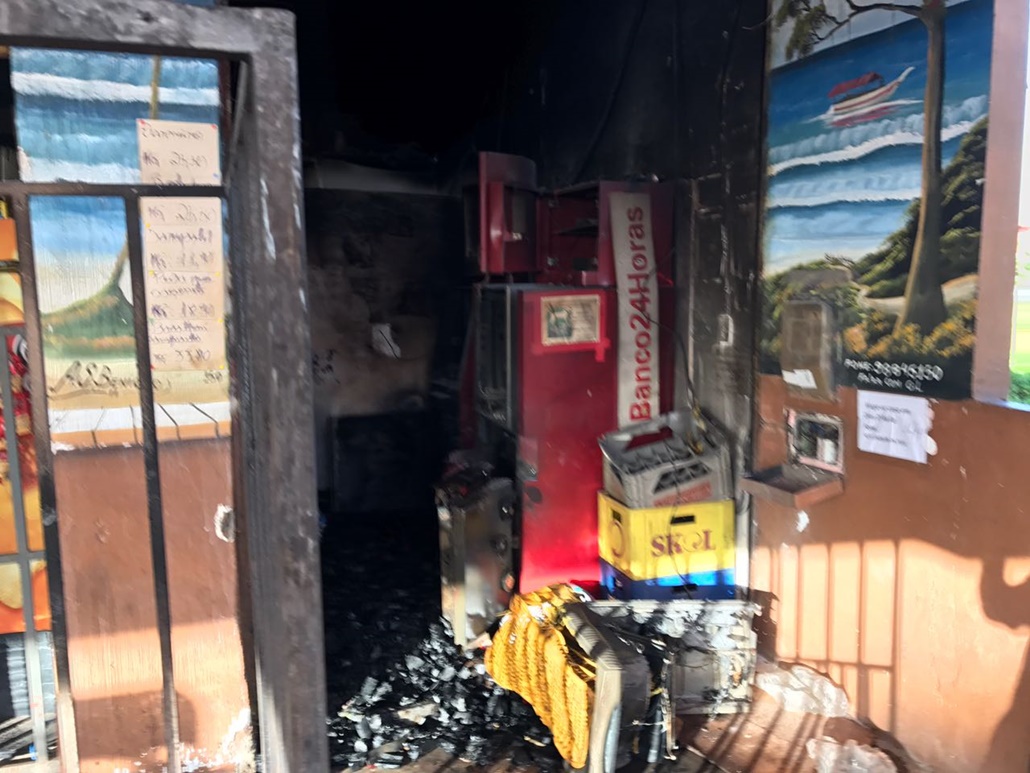 Princípio de incêndio atinge mercado em Arembepe; caixa eletrônico ficou destruído