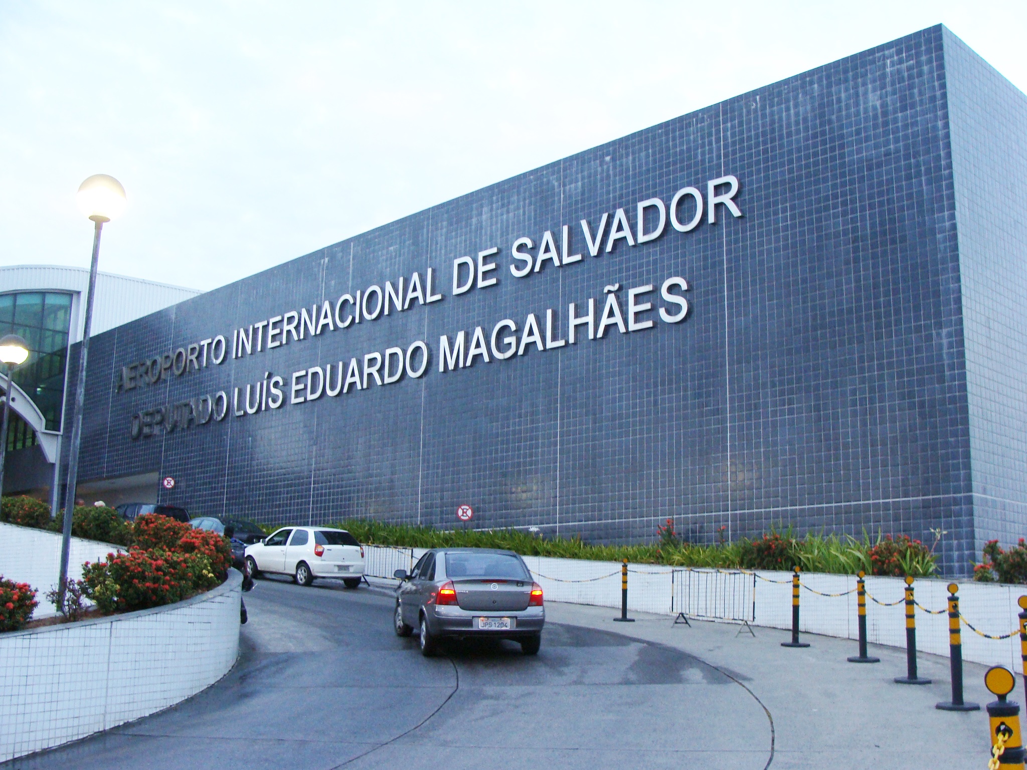 Dupla que roubava bancos e praticava homicídios é surpreendida na saída do Aeroporto em Salvador