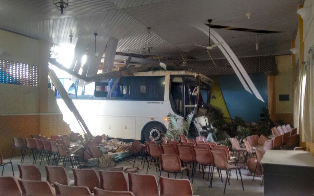 Ônibus desgovernado bate em carros e invade escola em Campo Formoso