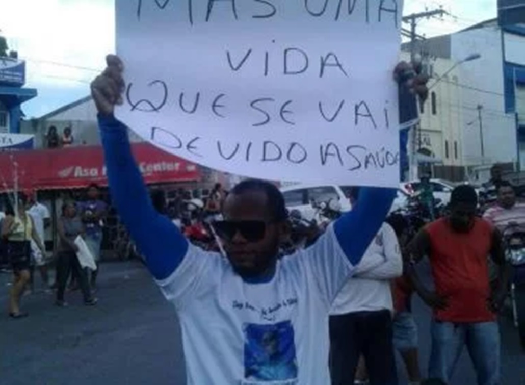 Moradores de Candeias protestam em frente à casa de prefeito após morte de paciente, veja vídeo