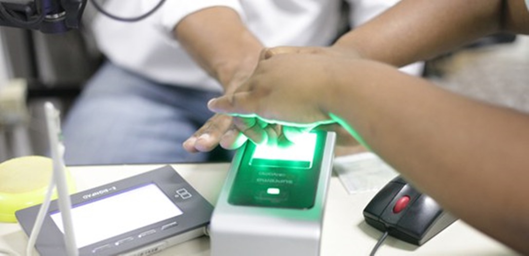 Eleitor tem direito a faltar trabalho para fazer recadastramento biométrico, diz TRE