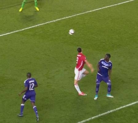 Vídeo: Atacante Ibrahimovic lesiona o joelho e deve ficar de fora da temporada