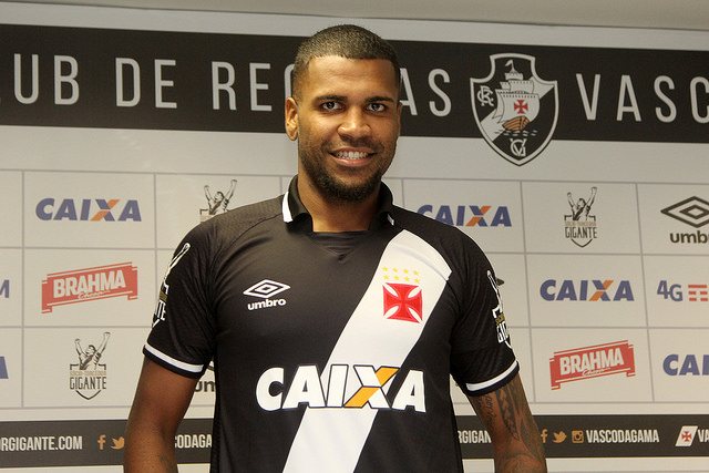 Novo zagueiro do Vasco se coloca à disposição para jogo contra o Bahia: “Quero muito ajudar”