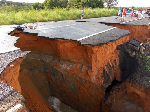 Cratera aberta deixa rodovia interditada
