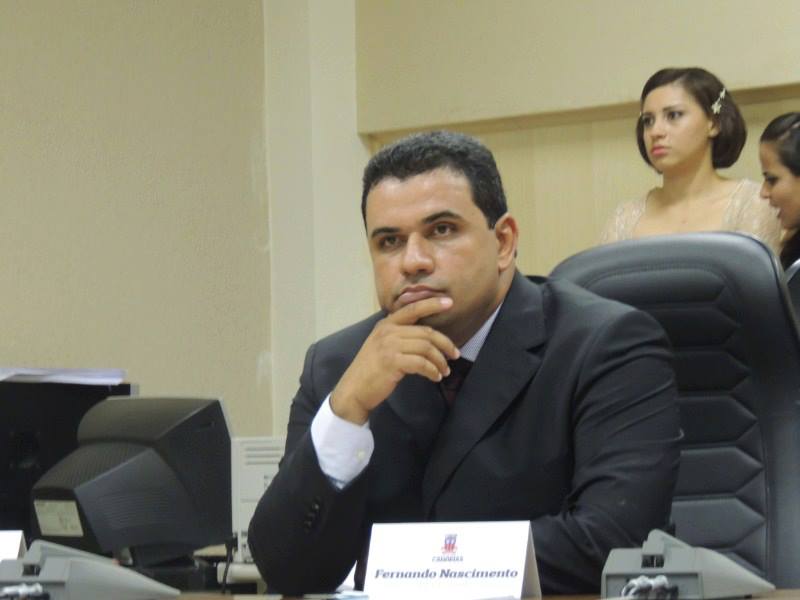 Vereador Fernando Calmon faz duras críticas à administração municipal de Candeias