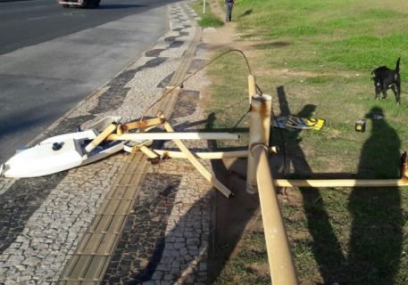 Micro ônibus colide e derruba poste em via de Salvador
