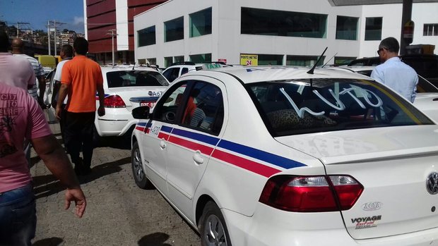 Salvador: taxistas fazem carreata contra liberação da Uber