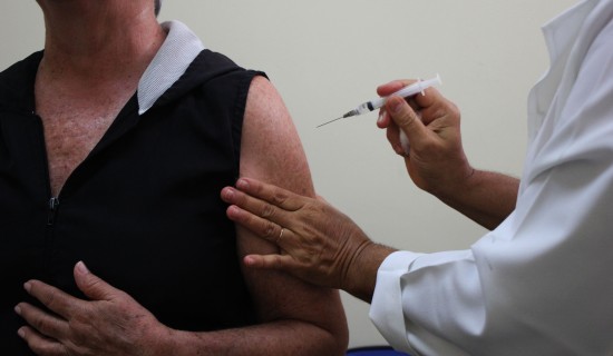 Idosos podem receber vacina contra gripe em casa