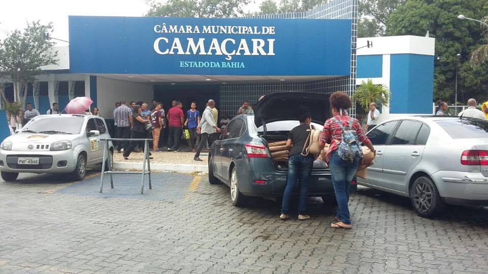 Após duas semanas acampados, estudantes deixam Câmara de Camaçari