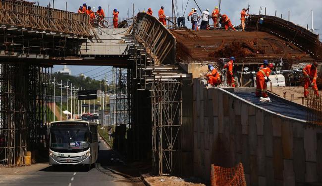 Obras de revitalização de passarela do Imbuí deixa trecho da Paralela interditado