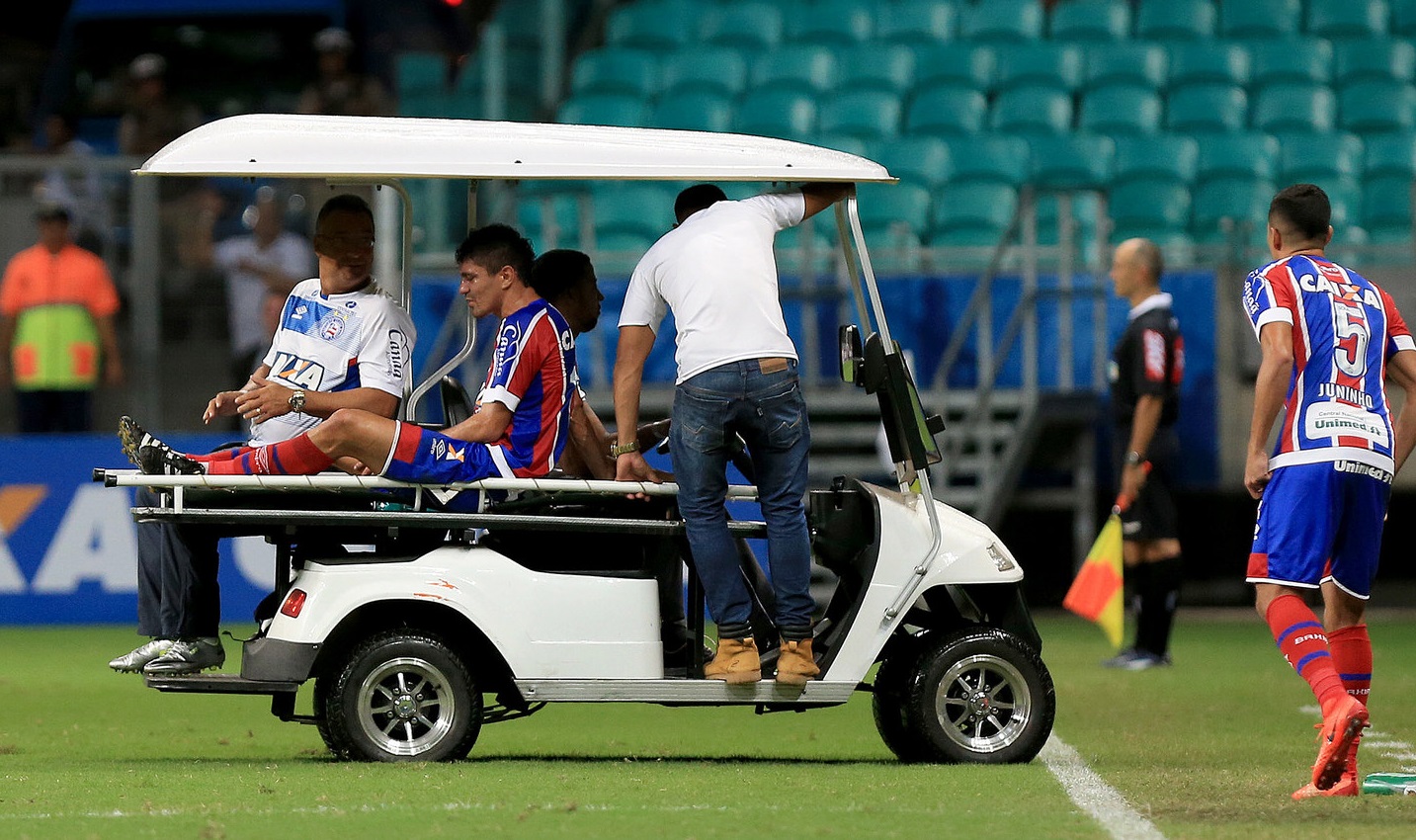 Preocupado com dores no joelho, volante Edson não sabe se jogará contra o Cruzeiro