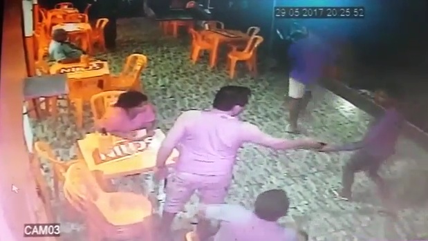 Vídeo: Homens armados assaltam bar no Phoc