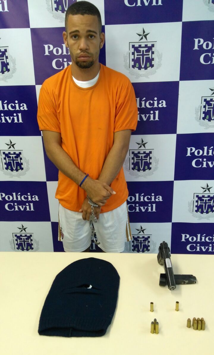 Homem é flagrado com arma de uso restrito da polícia em Pau da Lima