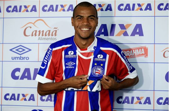 Lateral Régis Souza destaca jogo coletivo do Bahia e afirma estar pronto para ajudar o time