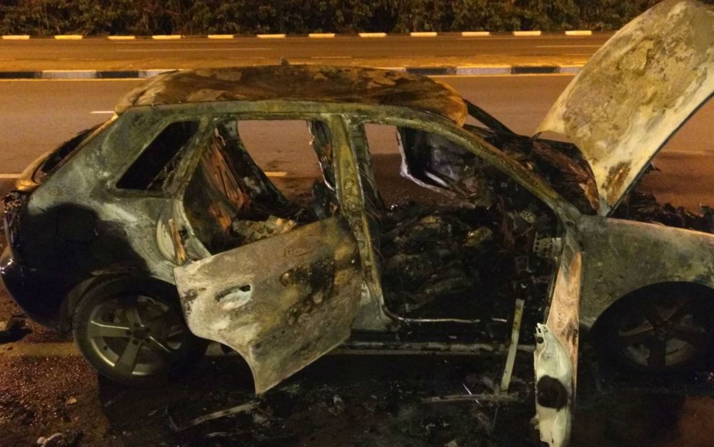 Carro fica destruído após pegar fogo na Estrada do Coco