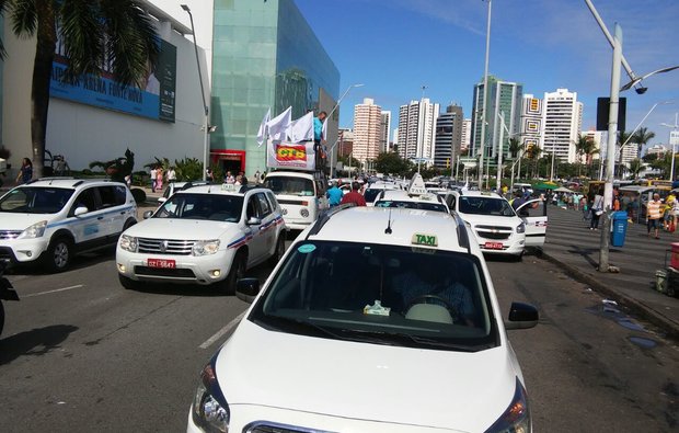Contra o Uber, taxistas fazem carreata em Salvador