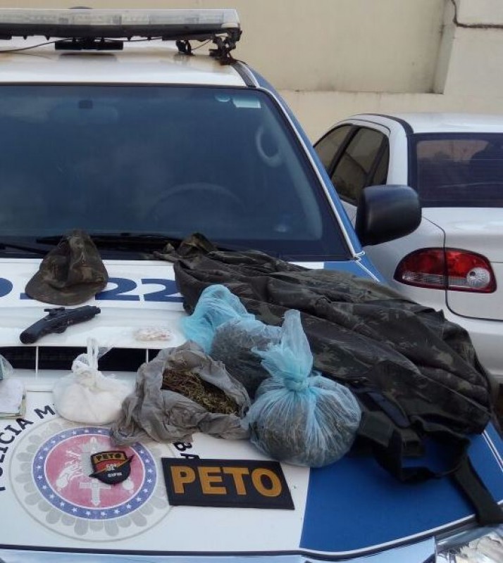 Polícia prende em flagrante suspeito com drogas e casacos camuflados em Lauro de Freitas