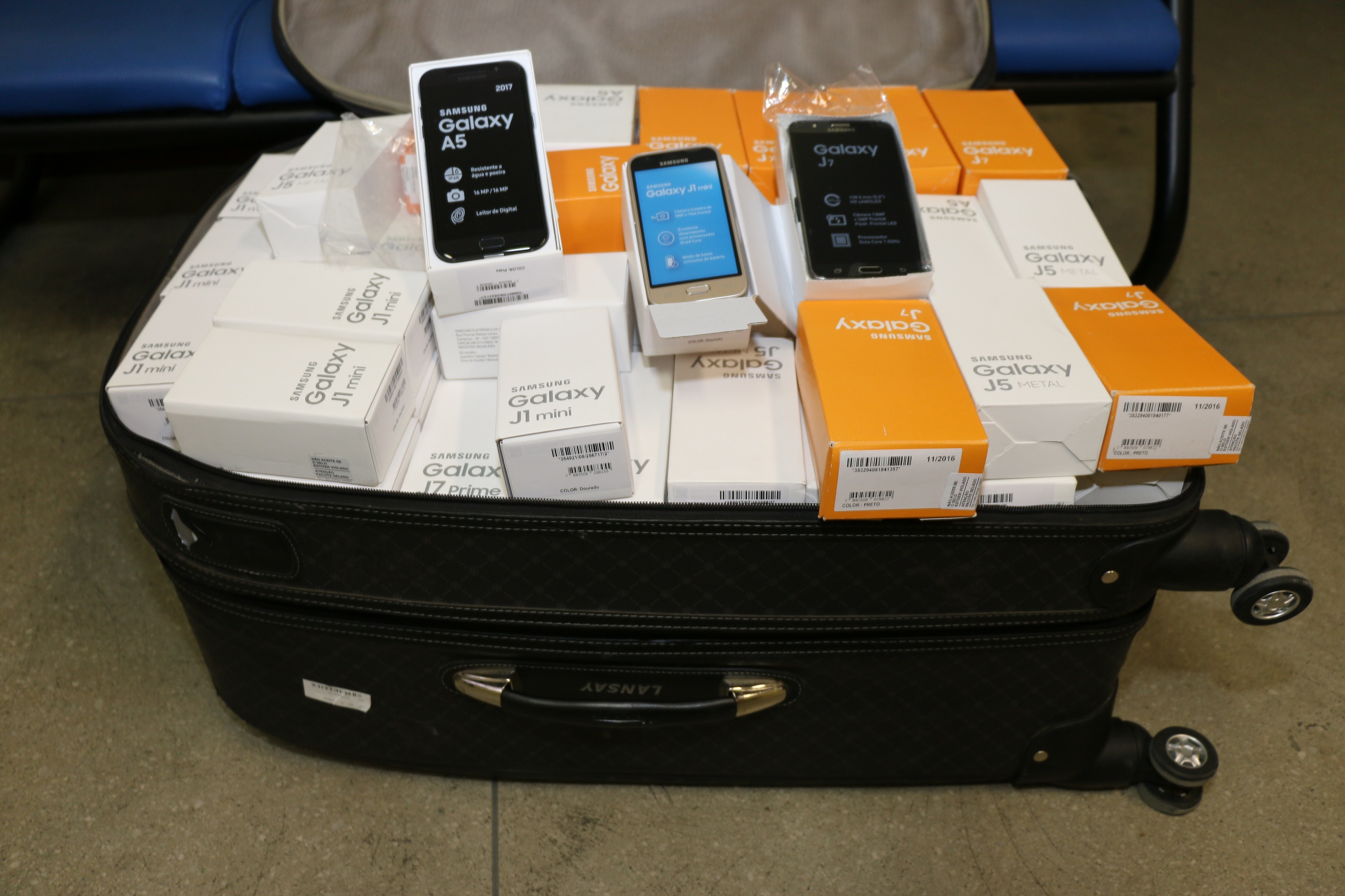 Mala com 150 celulares é apreendida no aeroporto de Salvador