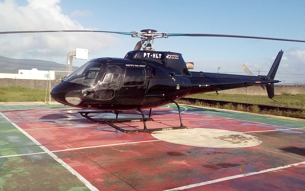 Helicóptero com presidente da Alba faz pouso de emergência em quadra de escola na Bahia