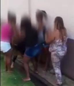 Vídeo: mulher é espancada e moradores de Camaçari se queixam de grupo violento