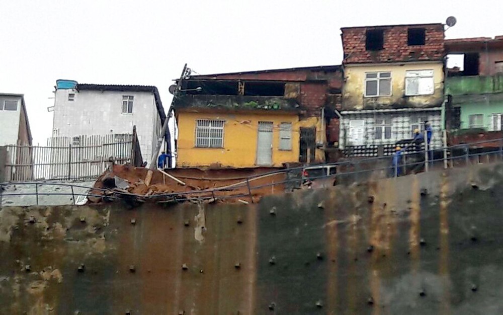 Salvador: poste fica inclinado em casa após deslizamento de terra e assusta moradores