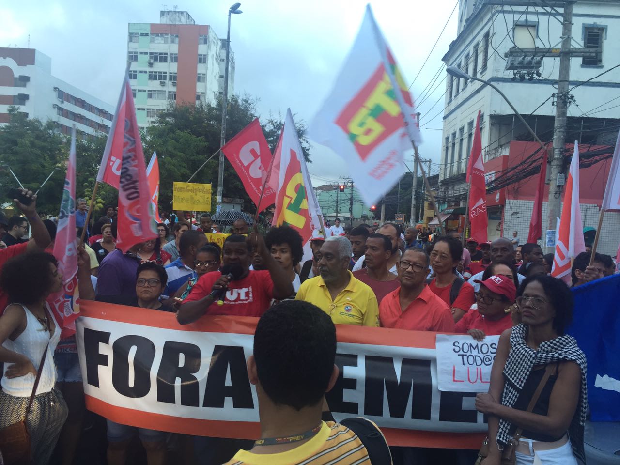 Vídeo: Manifestantes protestam contra condenação de Lula pelo juiz Sérgio Moro
