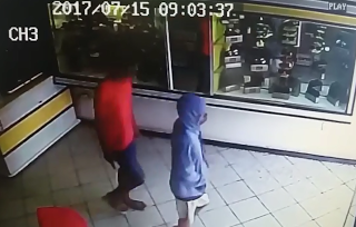 Mãe reconhece filho adolescente em vídeo de assalto e chama polícia