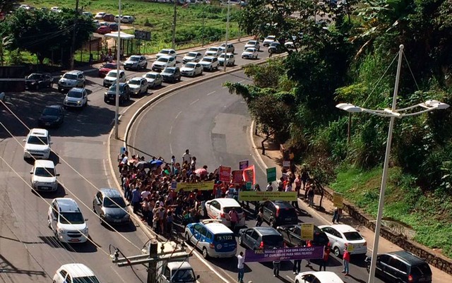 Professores da rede municipal protestam por reajuste salarial na Avenida Garibaldi