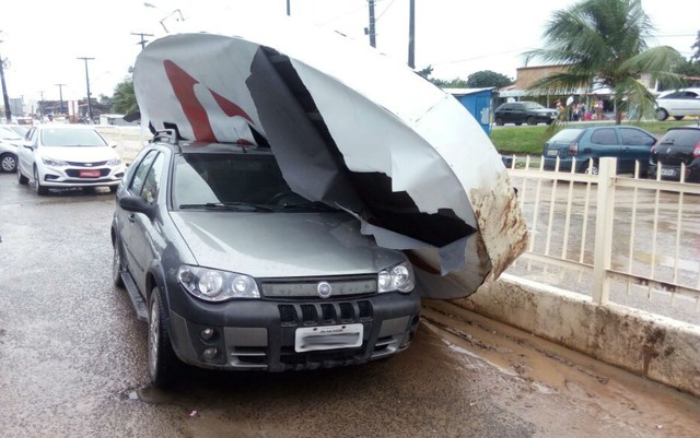 Carro é atingido por placa de supermercado em Itaparica
