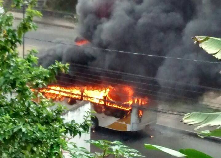 Vídeo e fotos: Passageira fica ferida após quatro homens incendiarem micro-ônibus em Simões Filho