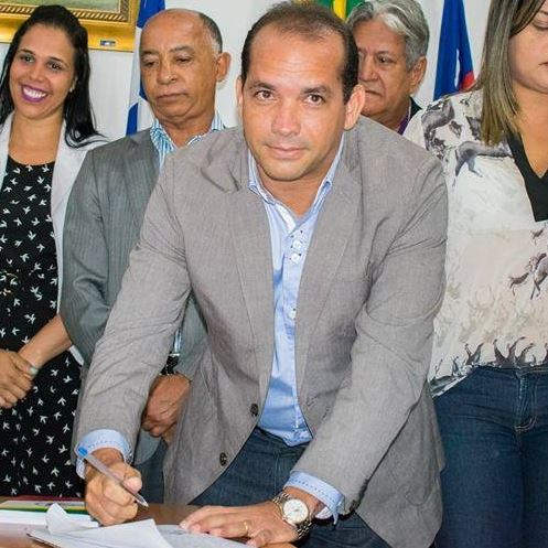 Candeias: André Peixoto entrega cargo de secretário de Indústria e Comércio e PSDB fica dividido
